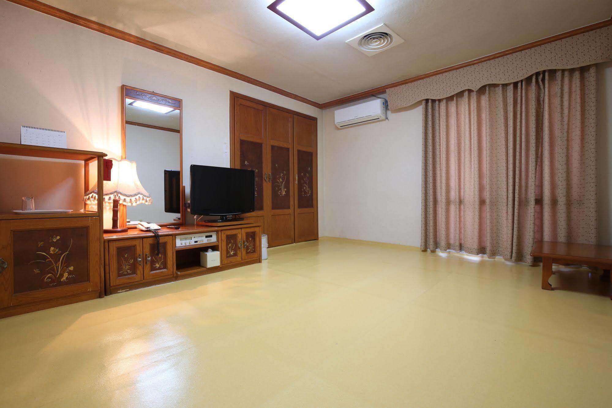 Lake Hills Hotel Songnisan Boeun Buitenkant foto